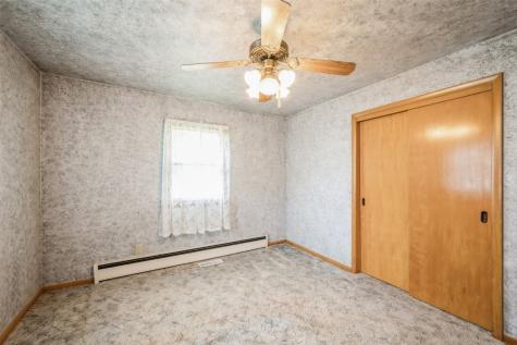 819 Valley Street Center Point IA 52213