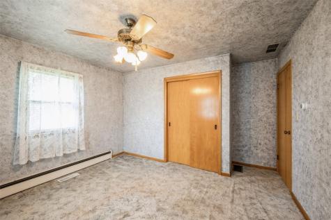 819 Valley Street Center Point IA 52213