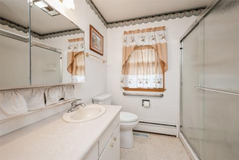 819 Valley Street Center Point IA 52213