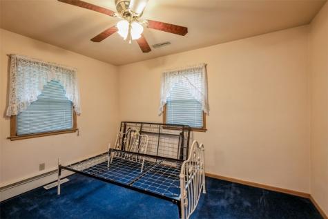 819 Valley Street Center Point IA 52213