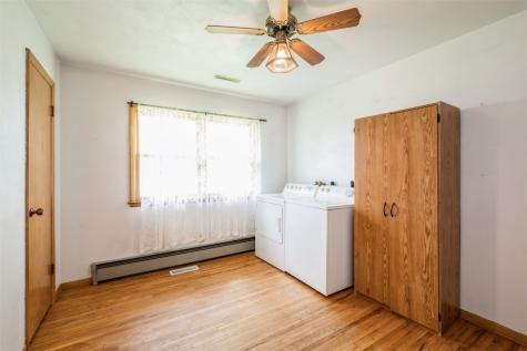 819 Valley Street Center Point IA 52213