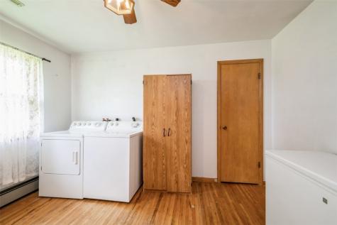 819 Valley Street Center Point IA 52213