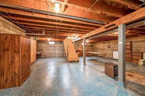 819 Valley Street Center Point IA 52213