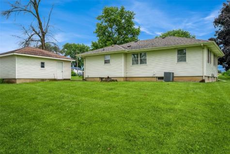 819 Valley Street Center Point IA 52213