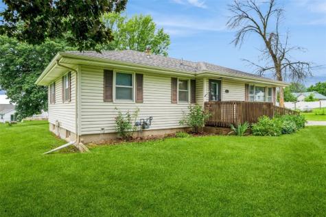 819 Valley Street Center Point IA 52213
