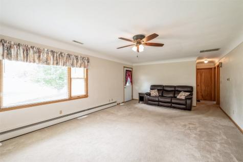 819 Valley Street Center Point IA 52213