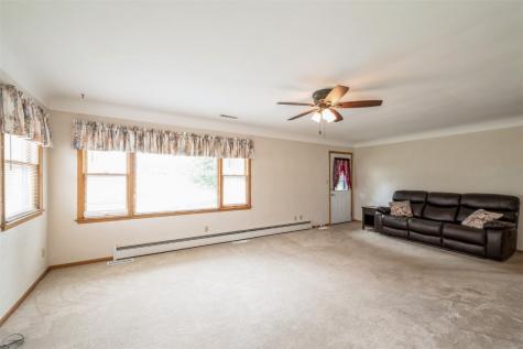 819 Valley Street Center Point IA 52213