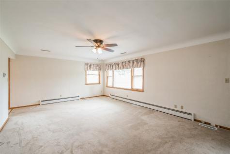 819 Valley Street Center Point IA 52213