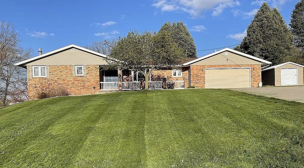 206 Riverview Drive Vinton IA 52349