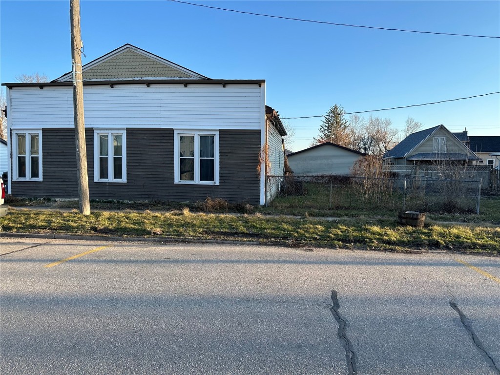 113-113 1/2 Vinton Street Palo IA 52324