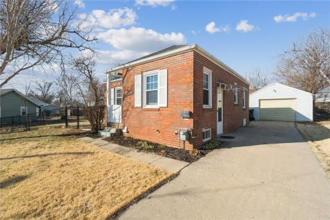 3800 Hart Court NE Cedar Rapids IA 52402