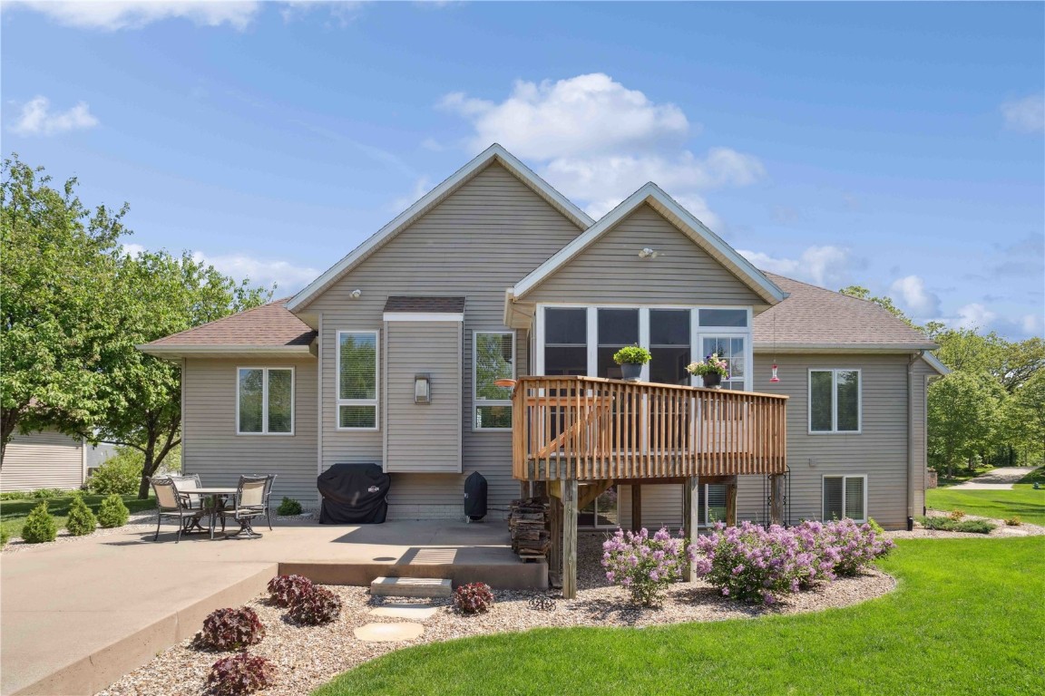345 Oak Park Drive Robins IA 52328