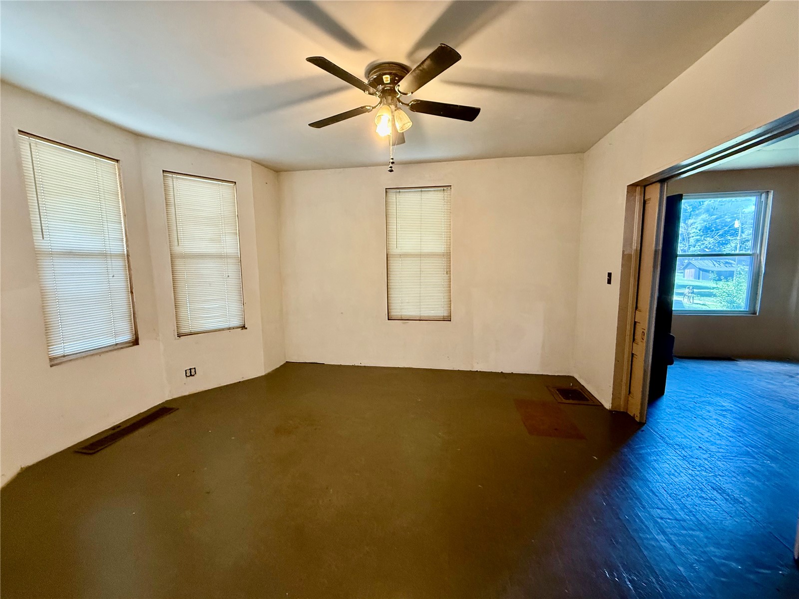 421 4th Avenue S Washington IA 52352