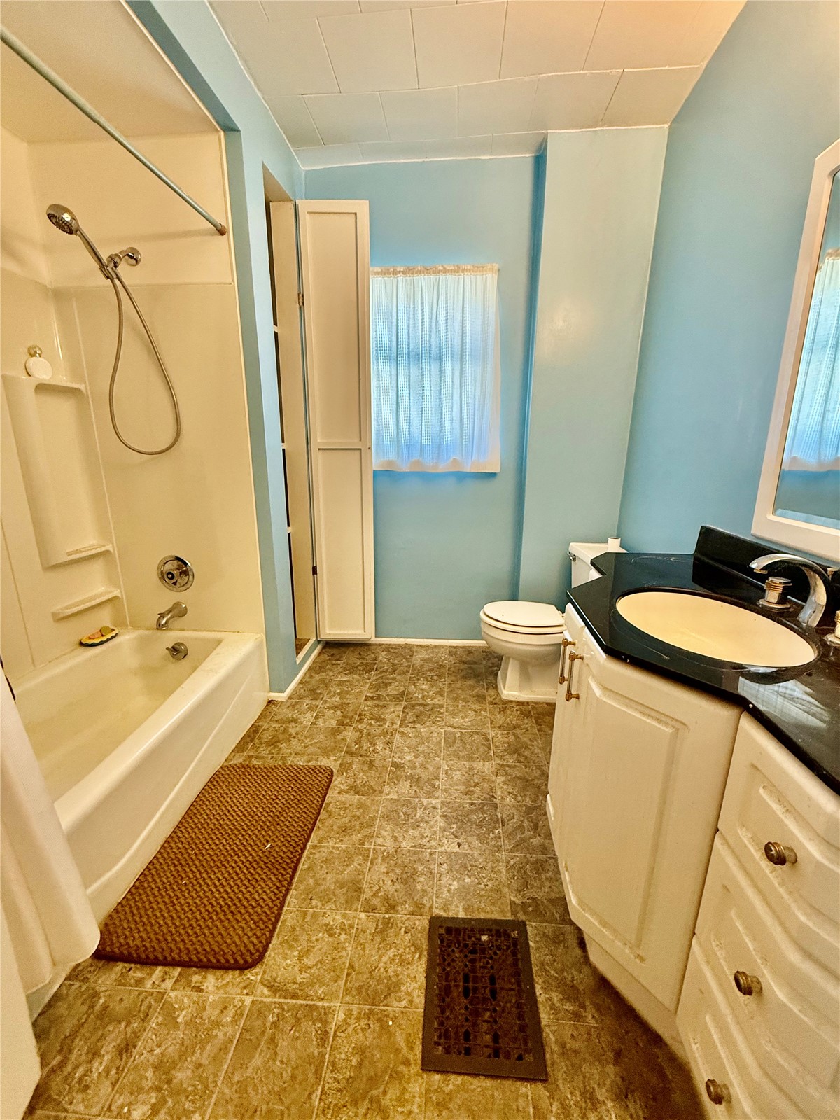 421 4th Avenue S Washington IA 52352