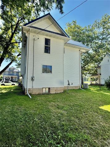 421 4th Avenue S Washington IA 52352