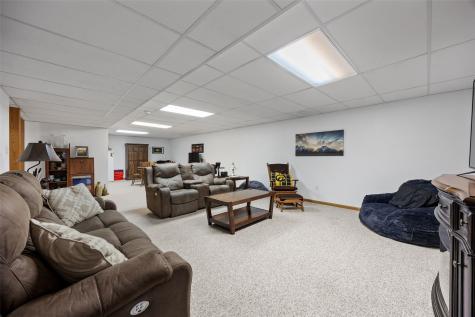 501 5th Street E Newhall IA 52315