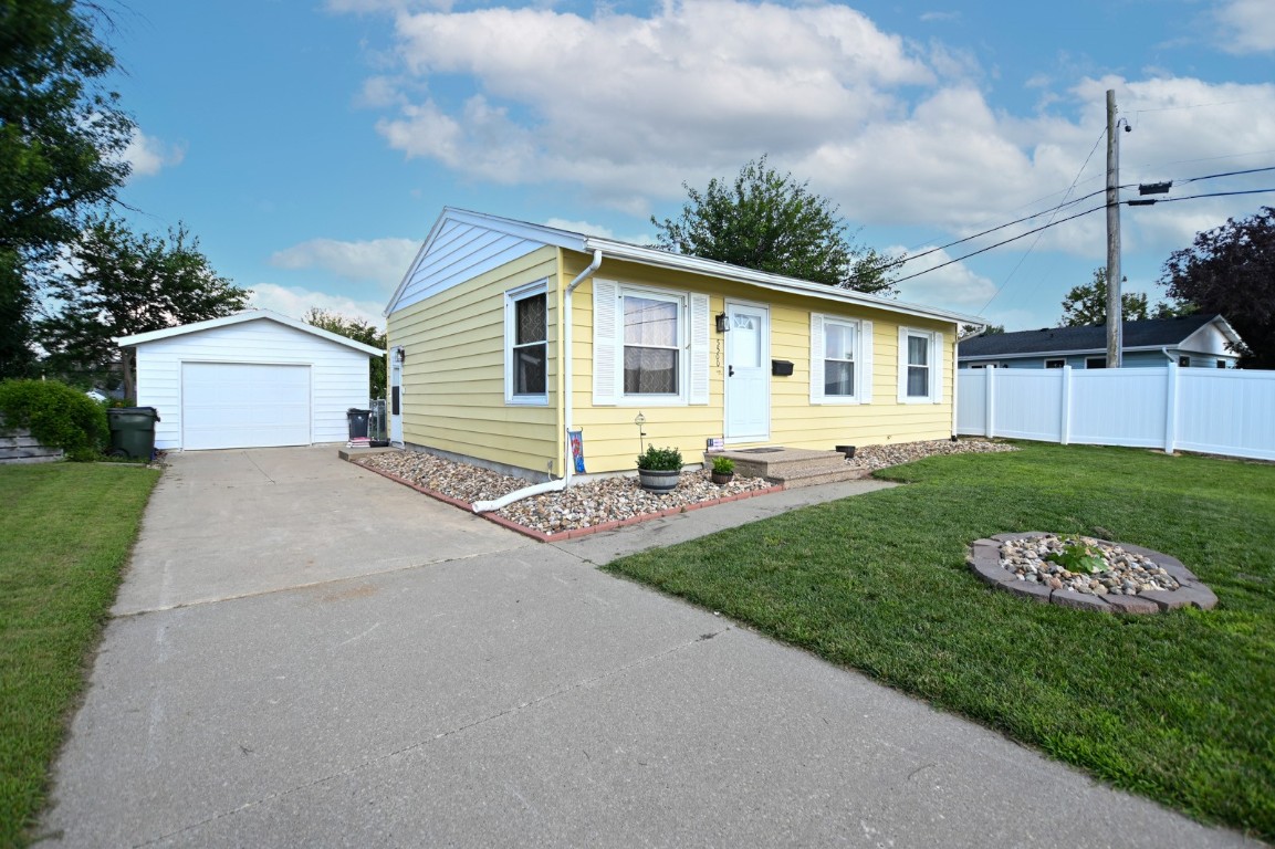 5500 Sharon Lane NW Cedar Rapids IA 52405