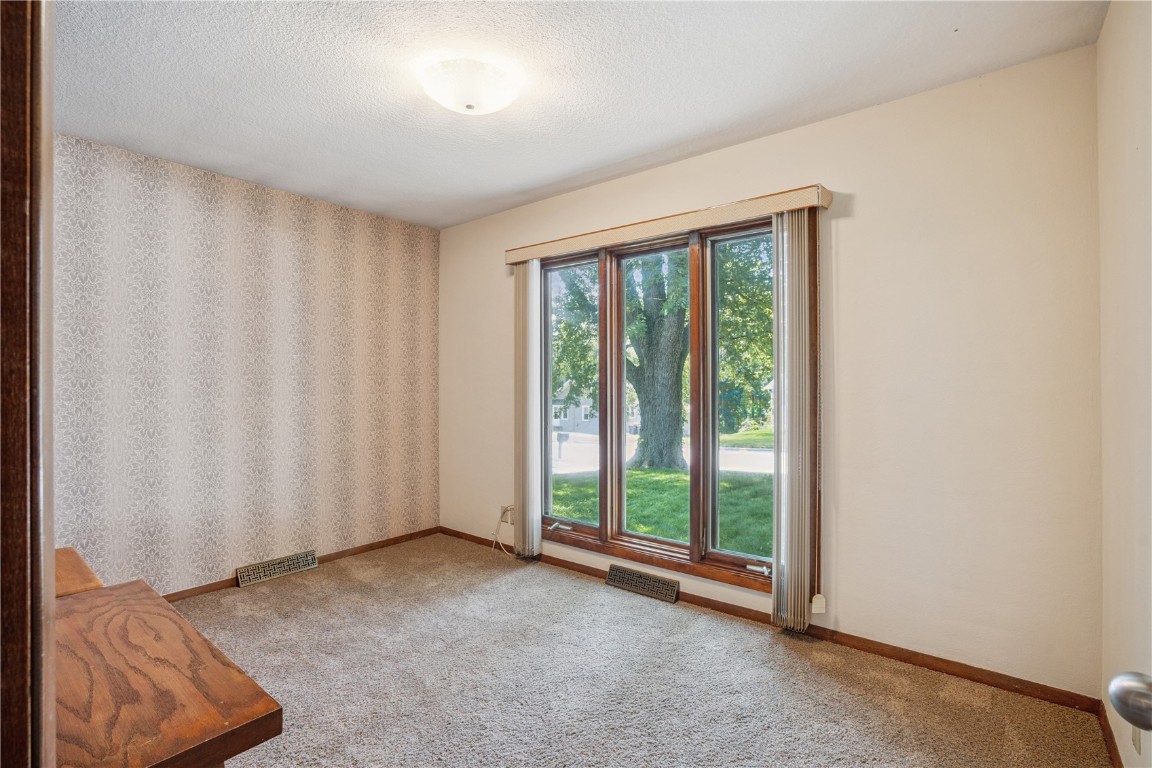 3360 Circle Drive NE Cedar Rapids IA 52402