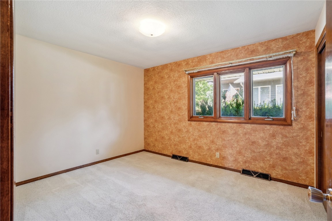 3360 Circle Drive NE Cedar Rapids IA 52402