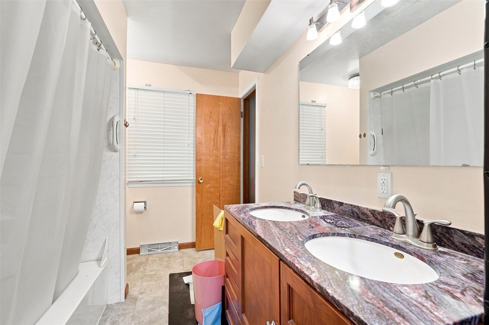 3808 Elmwood Drive NE Cedar Rapids IA 52402