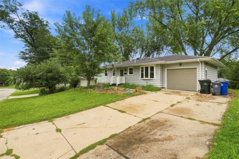 3808 Elmwood Drive NE Cedar Rapids IA 52402