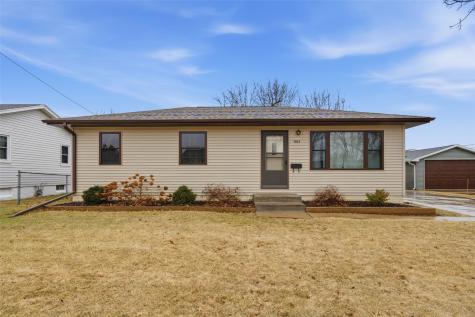 1063 Eisenhower Road Hiawatha IA 52233