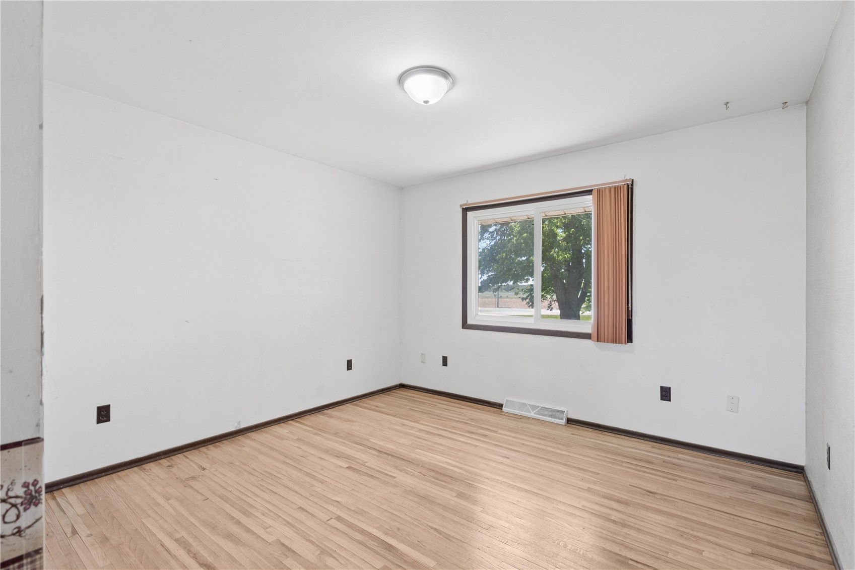 1347 Pp Avenue Marengo IA 52301