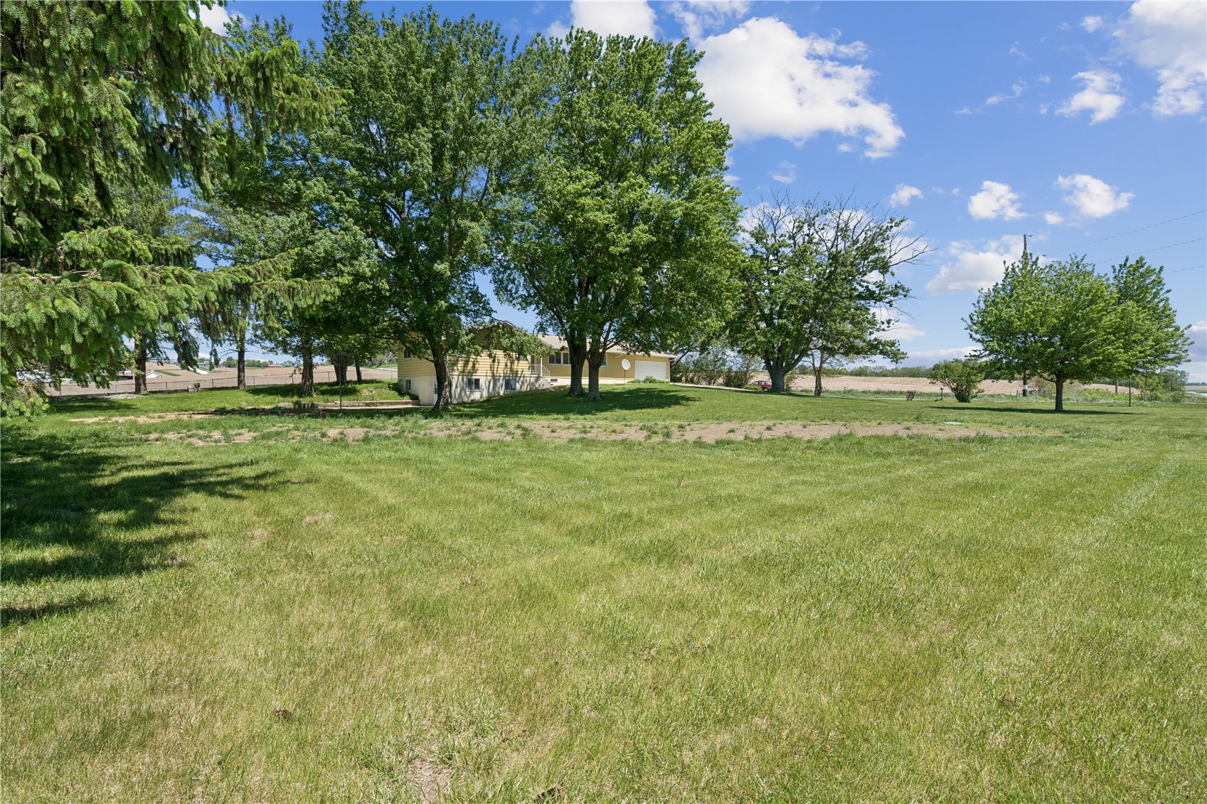 1347 Pp Avenue Marengo IA 52301