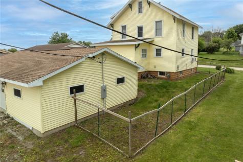 206 4th Street Victor IA 52347