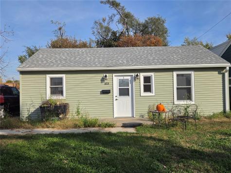 103 3rd Avenue Hiawatha IA 52233