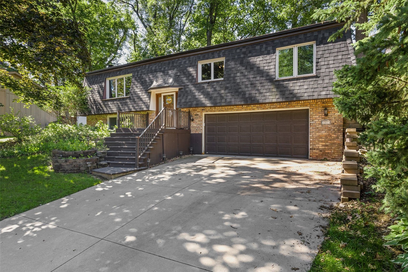 Cedar Rapids IA, 2023 Sandalwood Drive NE