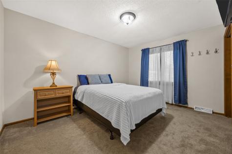 2023 Sandalwood Drive NE Cedar Rapids IA 52402