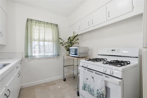 1434 Oakland NE Cedar Rapids IA 52402