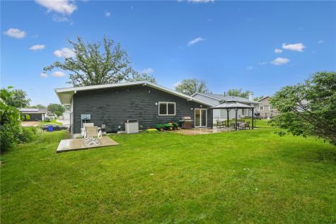 4233 Pineview Drive NE Cedar Rapids IA 52402