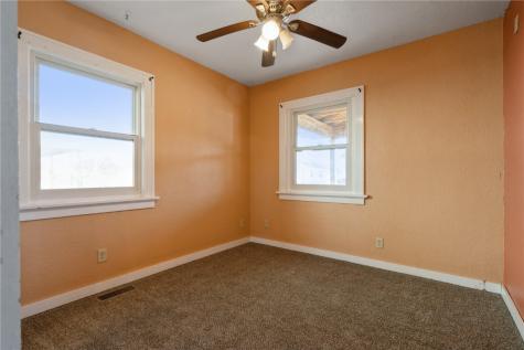 869 Oakland Road NE Cedar Rapids IA 52402