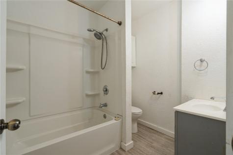 869 Oakland Road NE Cedar Rapids IA 52402
