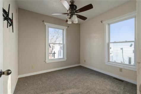 869 Oakland Road NE Cedar Rapids IA 52402