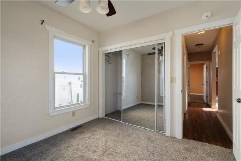 869 Oakland Road NE Cedar Rapids IA 52402
