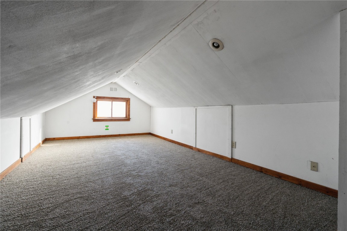869 Oakland Road NE Cedar Rapids IA 52402