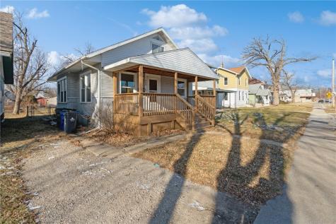 869 Oakland Road NE Cedar Rapids IA 52402