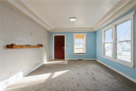 869 Oakland Road NE Cedar Rapids IA 52402