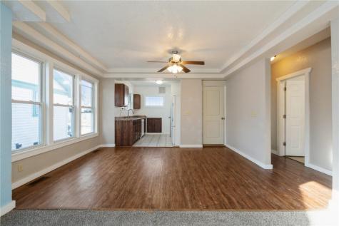 869 Oakland Road NE Cedar Rapids IA 52402