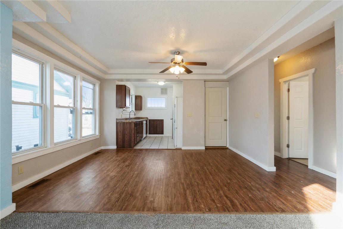 869 Oakland Road NE Cedar Rapids IA 52402
