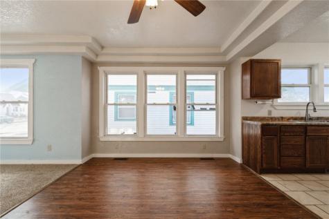 869 Oakland Road NE Cedar Rapids IA 52402