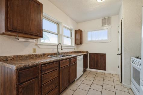 869 Oakland Road NE Cedar Rapids IA 52402
