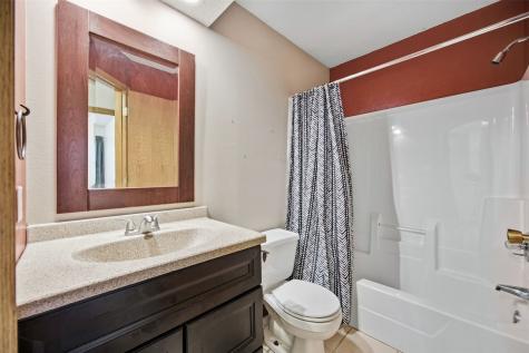 5013 N Willowbend Road NE Cedar Rapids IA 52411