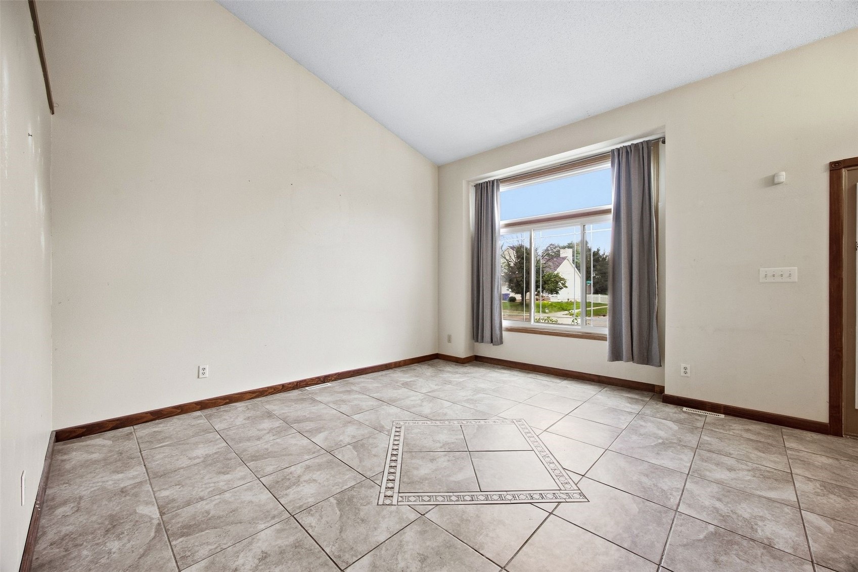 5013 N Willowbend Road NE Cedar Rapids IA 52411