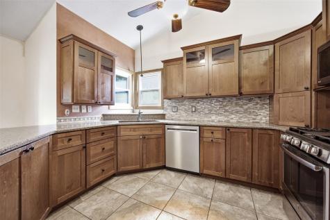 5013 N Willowbend Road NE Cedar Rapids IA 52411