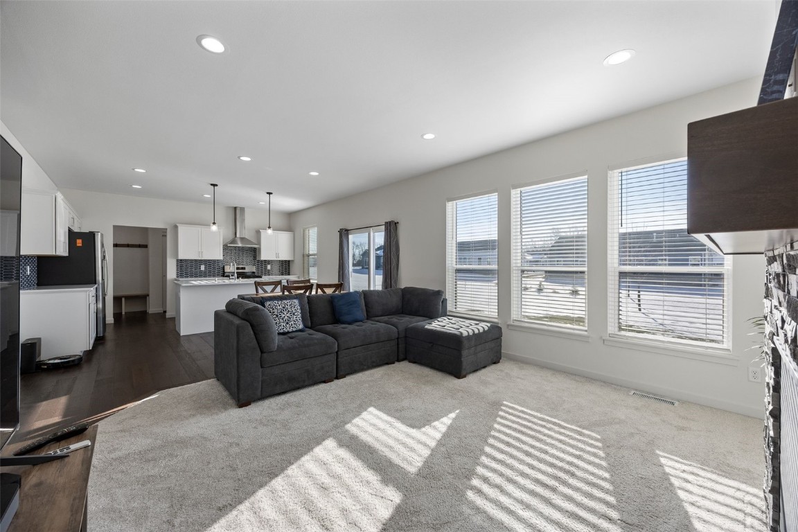 327 Meadows Field Drive NE Cedar Rapids IA 52402