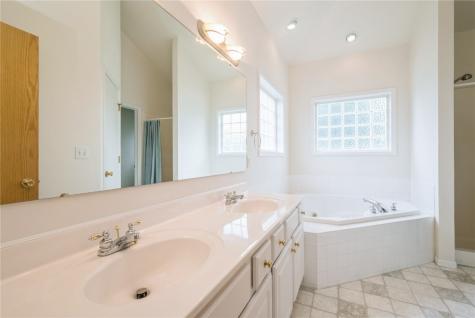 2500 Creekside Drive Hiawatha IA 52233